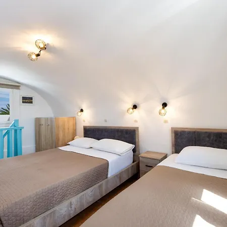 Irene's Sunshine * Perivolos (Santorini)