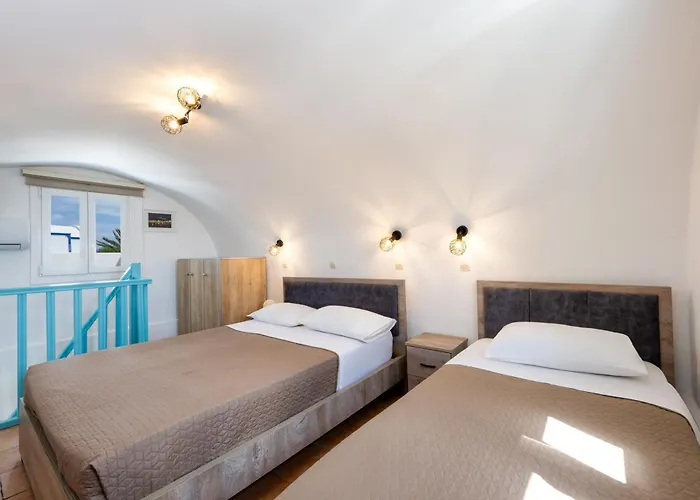 Irene's Sunshine * Perivolos (Santorini)